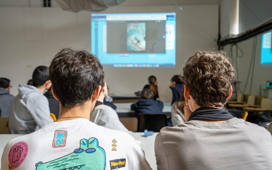 Estudia en una escola d’art i disseny pública amb llarga trajectòria